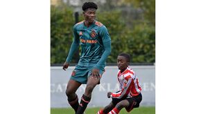 O 'gigante' do Ajax (de 14 anos) que dá que falar: esta imagem já corre mundo