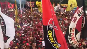 Imagens impressionantes: adeptos do Flamengo incansáveis no apoio à equipa