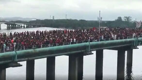 'Mar vermelho' de adeptos do Flamengo interdita ponte a caminho do aeroporto do Galeão