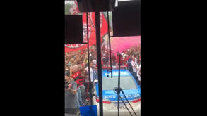 Vice-presidente do Flamengo mostra apoio dos adeptos sentido no interior do autocarro