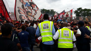 Confusão entre adeptos e polícia na chegada do autocarro do Flamengo ao aeroporto
