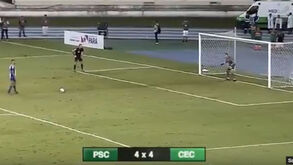 Jogador brasileiro marca um dos piores penáltis de sempre e os adeptos não lhe perdoam