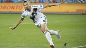 Tottenham pode avançar para Ibrahimovic depois da chegada de Mourinho