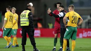 Adepto invade relvado para tirar foto com Ronaldo e sai em lágrimas