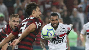 Dani Alves não tem dúvidas sobre quem quer que ganhe no Flamengo-River Plate