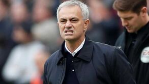 Cerrou os dentes, gritou e não parou de dar ordens: Mourinho no primeiro jogo pelo Tottenham