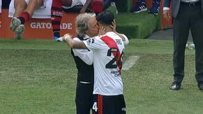 O abraço e beijo de Jorge Jesus a Enzo Pérez antes da final da Libertadores
