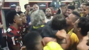 Prova maior de adoração a Jesus foi no balneário: plantel do Flamengo cantou música e atirou treinador ao ar