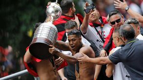 Flamengo 'engolido' no Rio de Janeiro celebra agora a dobrar: siga a festa de Jorge Jesus