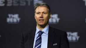 A saudação nazi de Van Basten que lhe valeu uma suspensão na Fox Sports