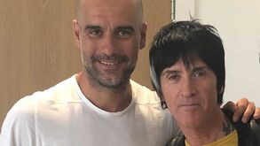 Record com edição especial de aniversário: rara entrevista a Guardiola é um dos destaques