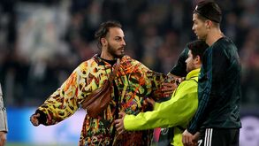 Adepto invasor quis dar abraço a Ronaldo mas acabou travado por steward