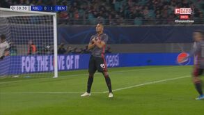 Vinícius aproveitou incrível erro e fez o segundo do Benfica