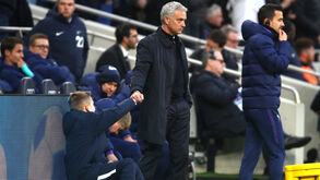 Do almoço ao 'bro fist' com Mourinho: apanha-bolas do Tottenham volta a aparecer