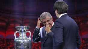 Imagens do sorteio do Euro'2020: amena cavaqueira entre Santos, Deschamps e Löw saltou à vista