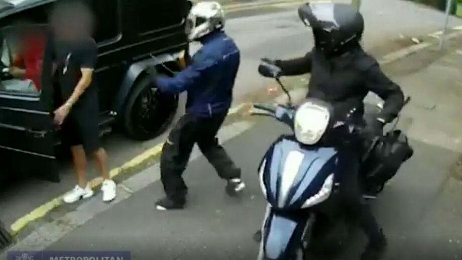 Internacional bósnio não se deixou 'amedrontar' e correu com os dois assaltantes