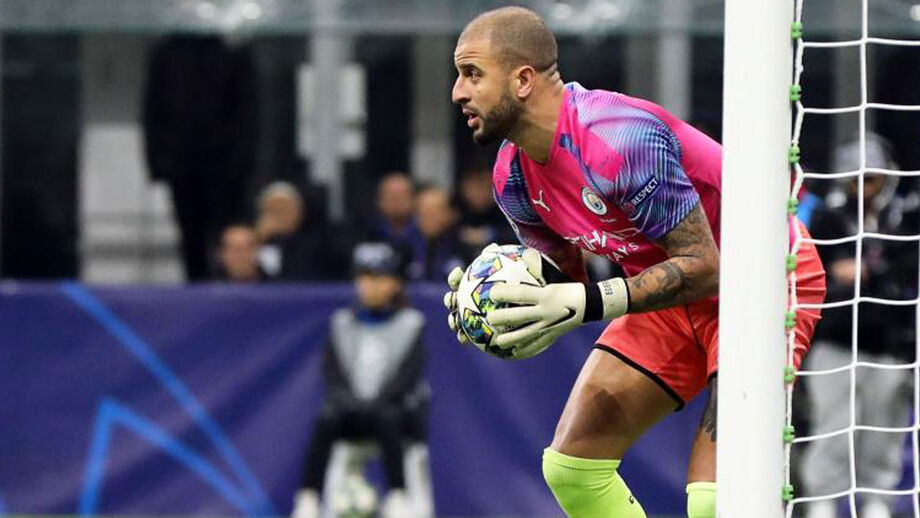 Lateral direito fez a vez de Claudio Bravo, que foi expulso no decorrer da segunda parte