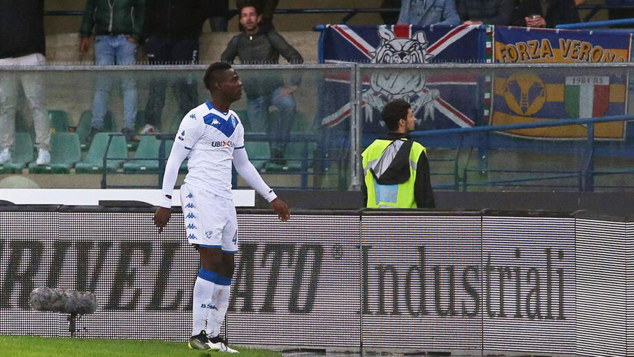 Avançado ouviu cânticos racistas dos adeptos do Hellas Verona, chutou a bola para a bancada e abandonou o relvado