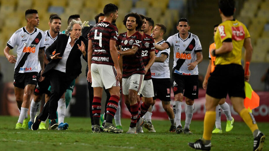 Treinador português, juntamente com o adjunto João de Deus, ajudou a separar os jogadores no relvado