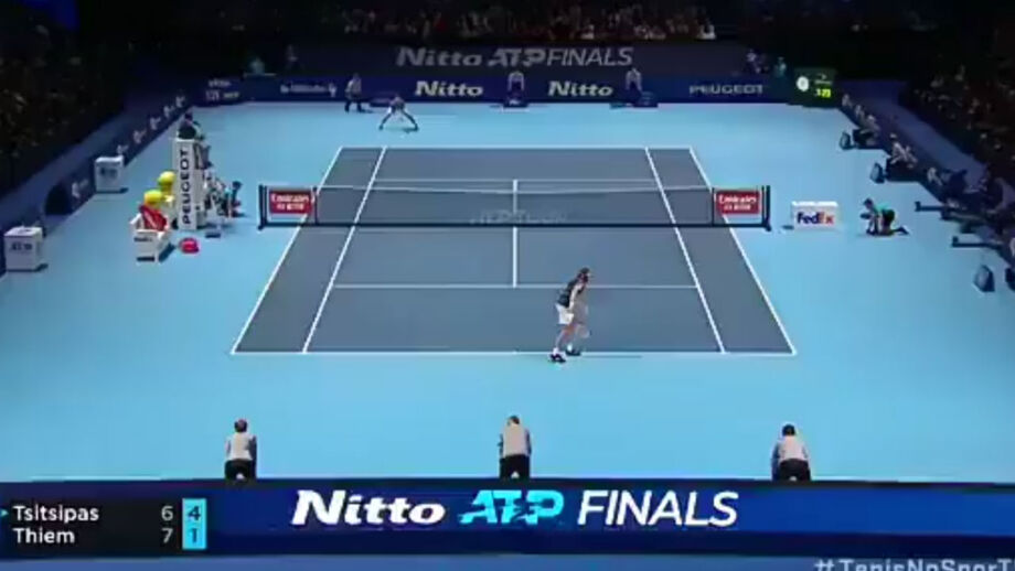 Stefanos Tsitsipas preparava-se para servir 