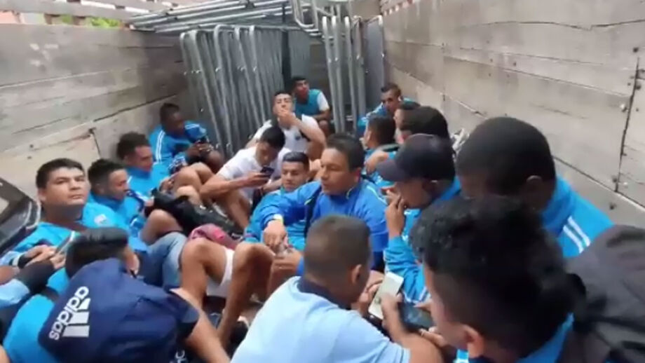 Violência obrigou a solução insólita para retirar jogadores do estádio