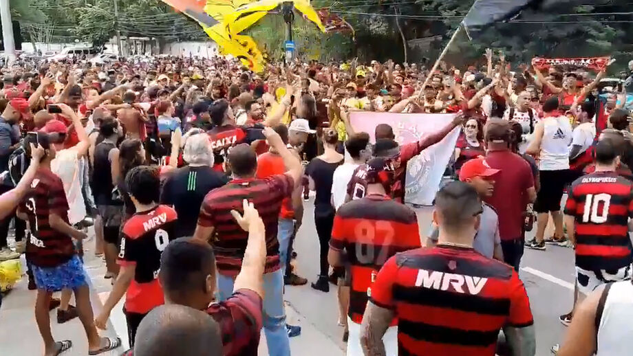 Mais de mil adeptos com cânticos de incentivo à equipa de Jorge Jesus