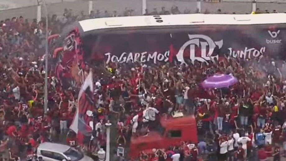 Milhares de adeptos surgiram às portas do complexo desportivo da equipa orientada por Jorge Jesus antes do encontro com o River Plate para a Libertadores