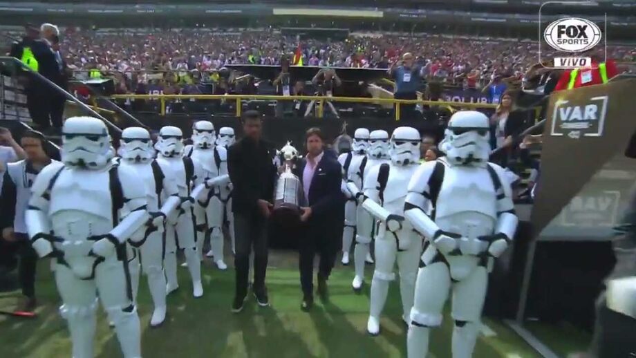 Personagens da Star Wars transportaram o troféu até ao relvado do Estádio Monumental, em Lima