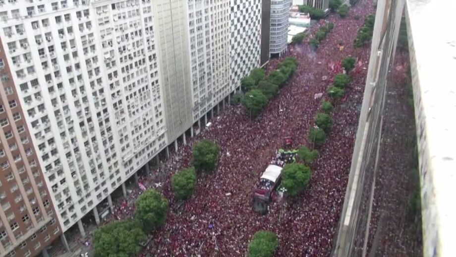 Cerca de dois milhões e meio de adeptos rubro-negros saíram às ruas para festejar