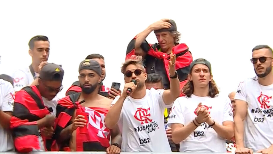 Durante as comemorações da Taça Libertadores, jogador pediu um aplauso em memória das vítimas