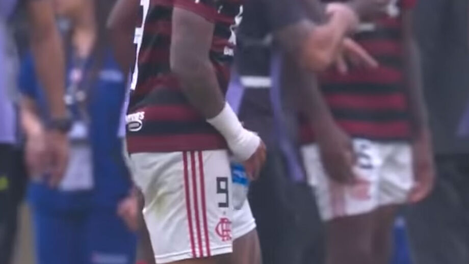 Árbitro da partida considerou o gesto "obsceno"