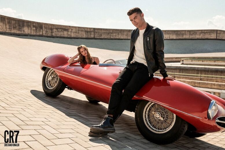 Cristiano Ronaldo ao lado do Alfa Romeo 1900 C52 'Disco Volante', raríssimo protótipo criado em 1952, do qual apenas existe um exemplar dos cinco produzidos.