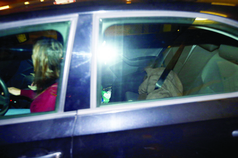 Mulher de 22 anos foi filmada a atirar filho para o ecoponto