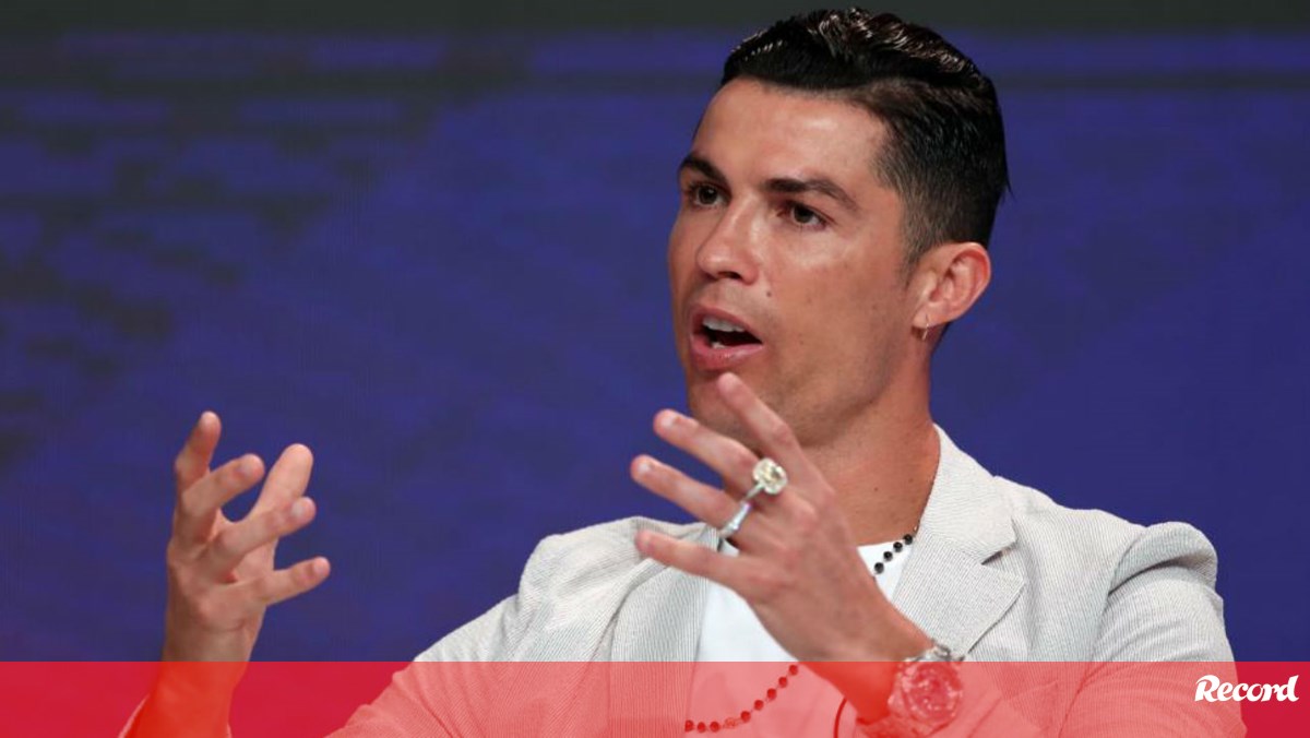 Ronaldo leva jovens para jogar futebol e aprender inglês nos EUA