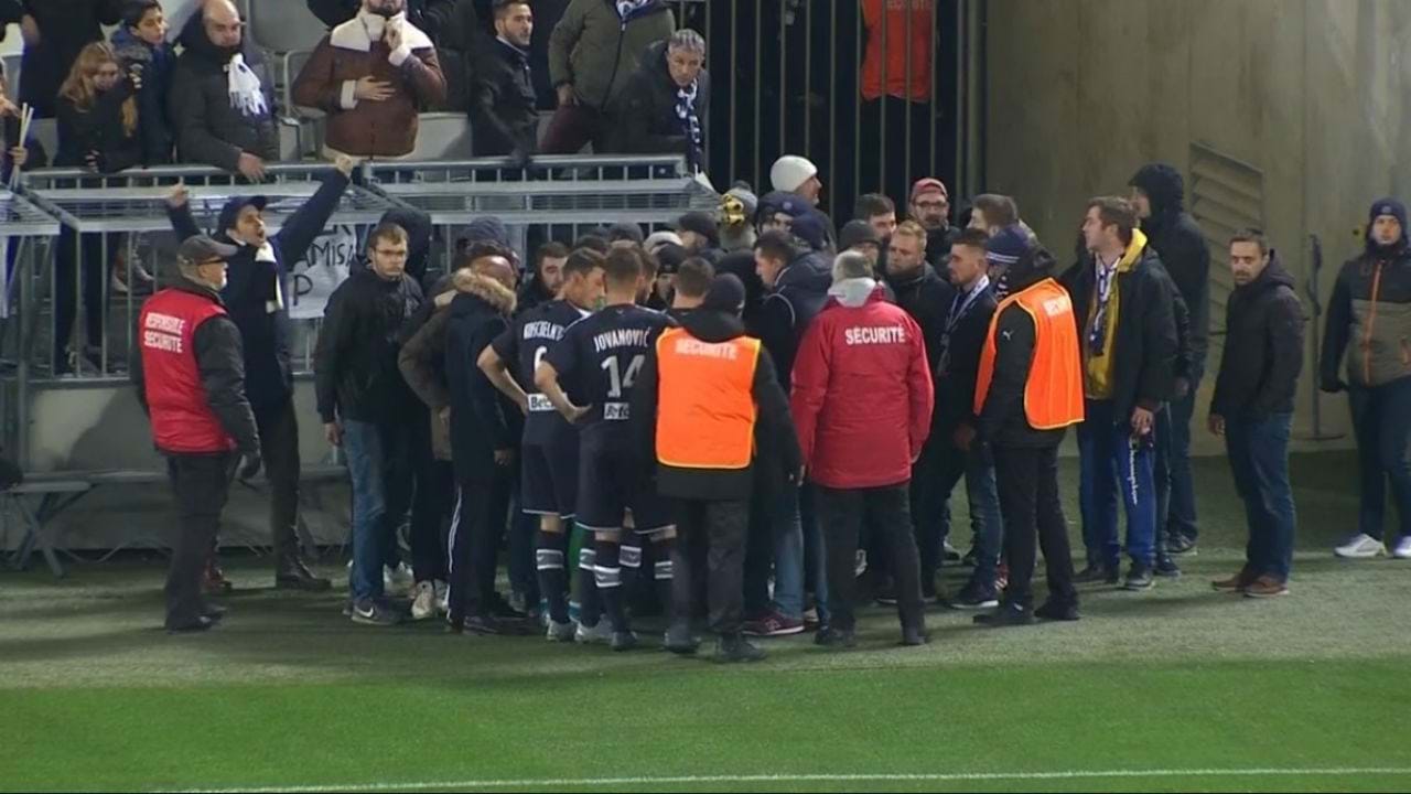 Jogo entre PSG e Reims no Francês Feminino é interrompido por