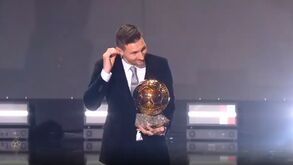 Lionel Messi recebe a 6.ª Bola de Ouro da carreira 