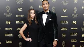 Van Dijk põe ponto final a polémica com Cristiano Ronaldo e dá 'recado' a jornalista