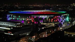 Estádio do Tottenham enche-se de cores: as imagens do 5.º aniversário da comunidade LGBT