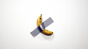 Banana colada à parede com fita-cola vendida por 108 mil euros