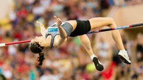 Tricampeã mundial de salto em altura critica Rússia e quer continuar como neutra