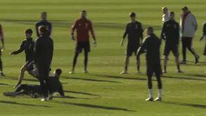 Ronaldo escorrega mas interceta a bola no meinho e é gargalhada geral no treino da Juventus