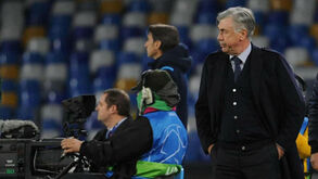 Carlo Ancelotti despedido após qualificar o Nápoles para os 'oitavos' da Liga dos Campeões