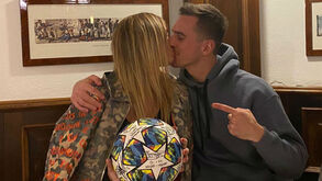Milik festejou hat-trick com a mulher... e a bola