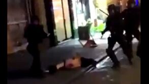 Ultras do Galatasaray humilham adepto do PSG: grupo apanha rival e deixa-o nu