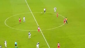 Adepto invadiu relvado e acabou 'fintado' por Ronaldo