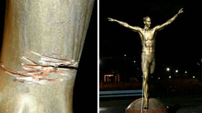 Estátua de Ibrahimovic de novo vandalizada agora com uma motosserra