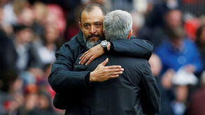 Duelo de treinadores portugueses na Premier League começou com um abraço