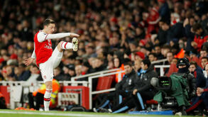 Ambiente de cortar à faca no Arsenal: Özil é substituído frente ao Man. City e reage assim