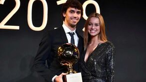 A gala do Golden Boy: namorada de João Félix encanta, Benfica presente e uma selfie especial