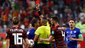 A fúria de Carrillo: vermelho após esta entrada e cara a cara com o árbitro